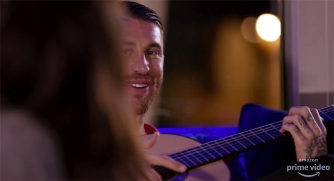 Sergio Ramos toca la guitarra