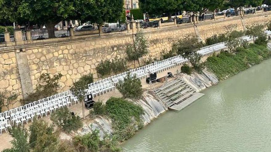 ¿Por qué hay cientos de sillas en el río Segura?