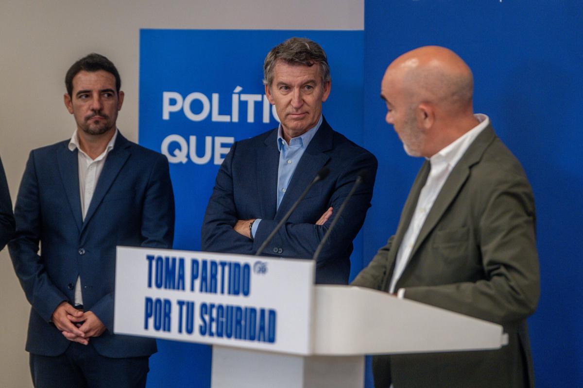 barcelona 11/07/2025 Política. El presidentedel PP, Alberto Núñe Feijóo, después de la reunión para tratar temas de seguridad con el portavoz del PP en el ayuntamiento de Barcelona, Daniel Sirera y el presidente provincial del PP de Barcelona, Manuel Reyes. AUTOR: JORDI OTIX. Política. Partido Popular. Reunión. Barcelona. Seguridad. Cataluña.