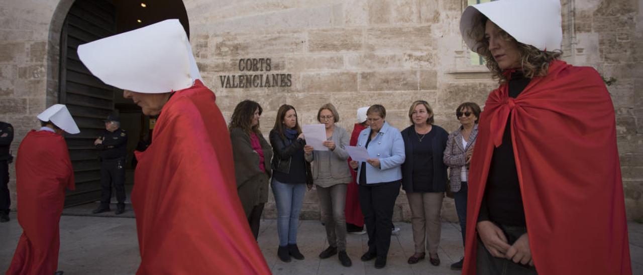 Las manifestantes se vistieron como las protagonistas de «El cuento de la criada».