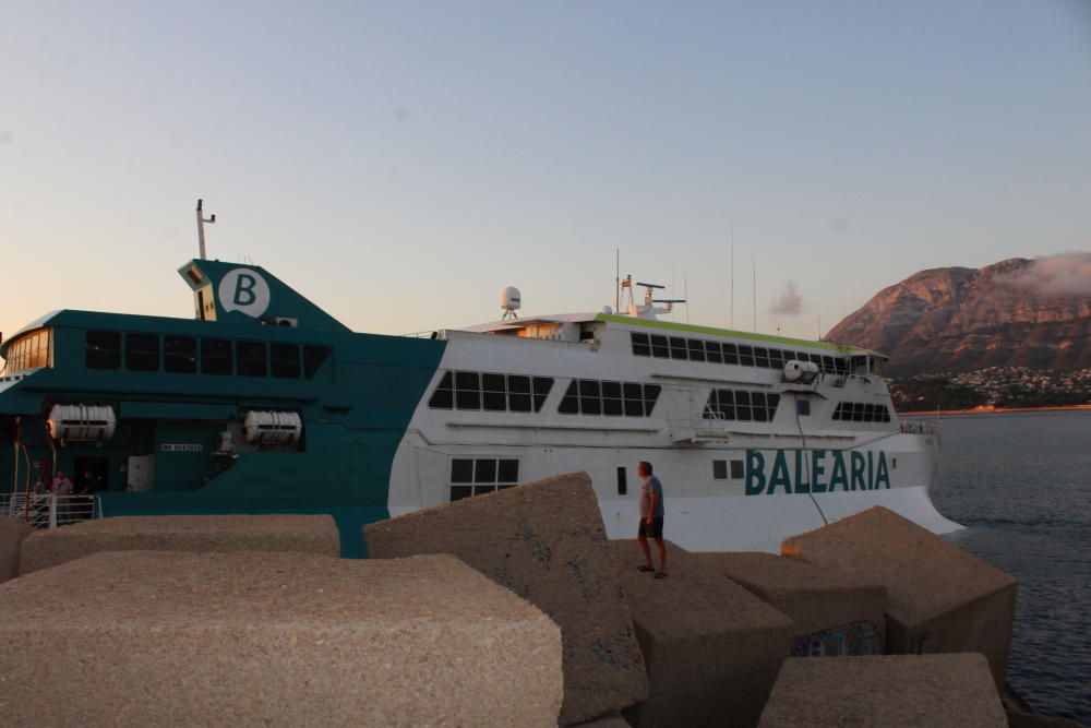 Un ferry con 400 pasajeros encalla en el puerto de Denia