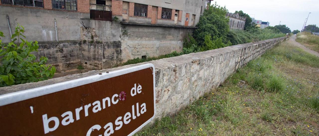 Vista del barranco una vez salvado el Pont de Xàtiva que los informes ven necesario ampliar. | PERALES IBORRA