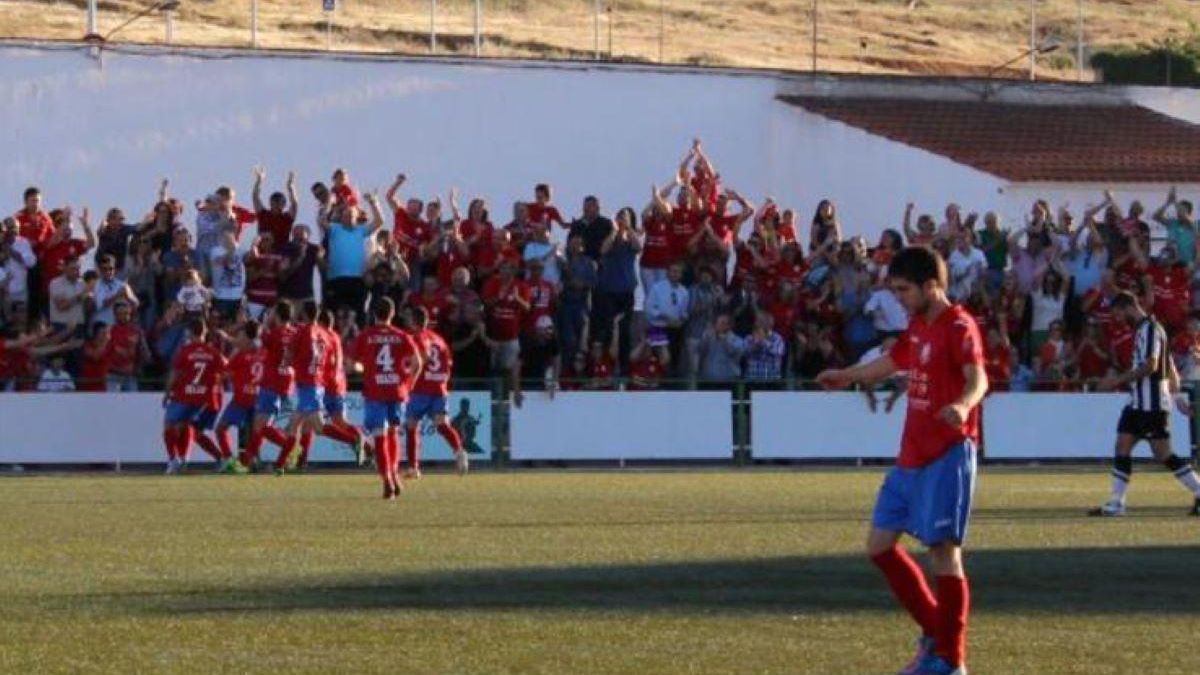 El joven fallecido en el terreno de juego en una imagen de archivo.