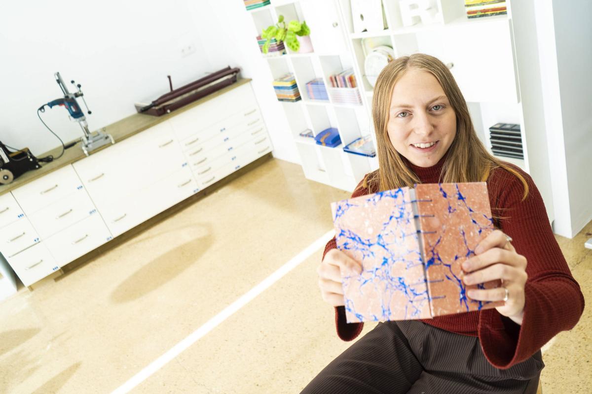 Radha Sivillà al seu taller creatiu a Manresa