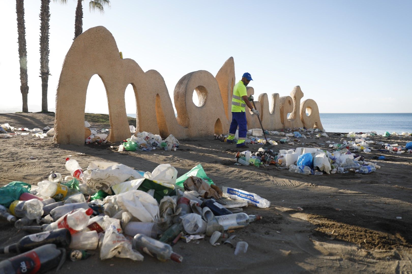 Limpieza en las playas de Málaga tras la noche de San Juan