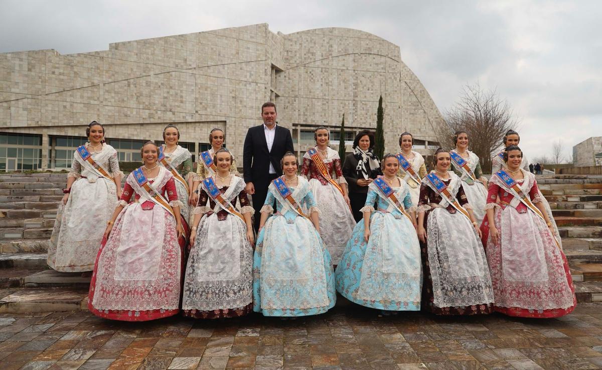 Carmen Prades y las componentes de la corte, con el Conselleiro del gobierno gallego