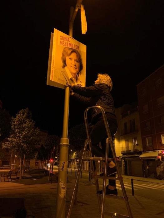 Penjada de cartells de Junts per Catalunya al Bage