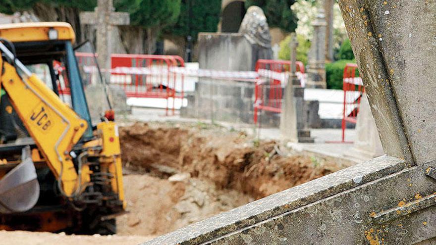 Bagger-Einsatz auf dem Friedhof von Manacor: Gegraben werden kann nur in schmalen Streifen zwischen den bestehenden Ruhestätten.