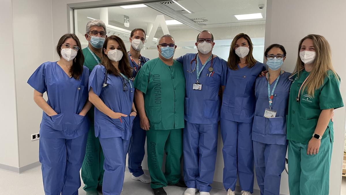 Profesionales del Hospital Regional de Málaga aplican por primera vez en España terapia ECMO-VV (oxigenación extracorpórea) tras un trasplante hepático. Se empleó la técnica en la UCI para asegurar la viabilidad del injerto.