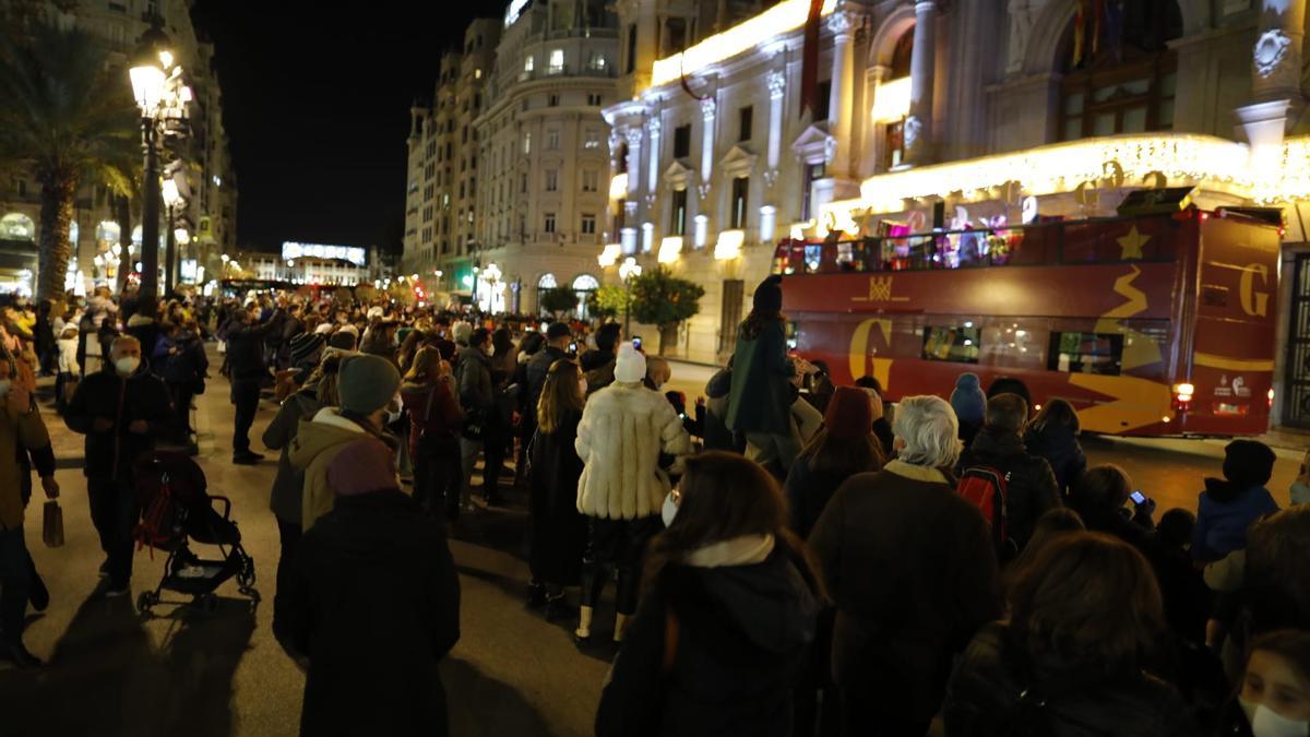 Aglomeraciones en la plaza del Ayuntamiento de València para ver a los Reyes Magos