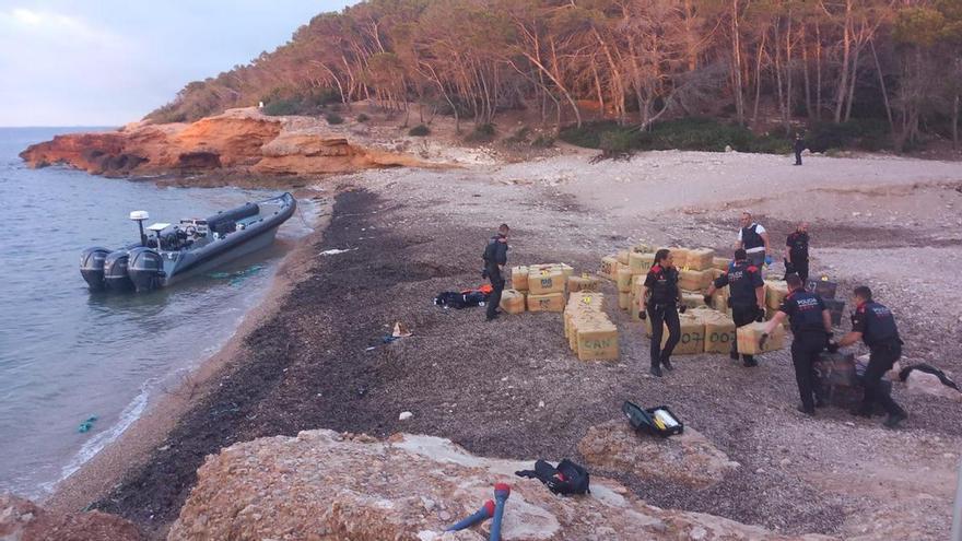 Los Mossos requisan 4 toneladas de hachís en el desembarco de una narcolancha en Tarragona