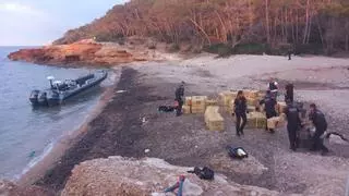 Los Mossos requisan 4 toneladas de hachís en el desembarco de una narcolancha en Tarragona