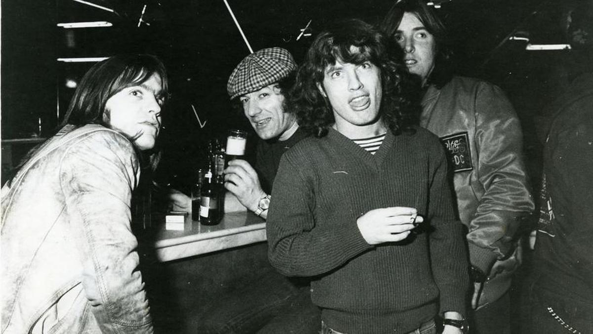 AC/DC, con Brian Johnson con gorra, en 1981.