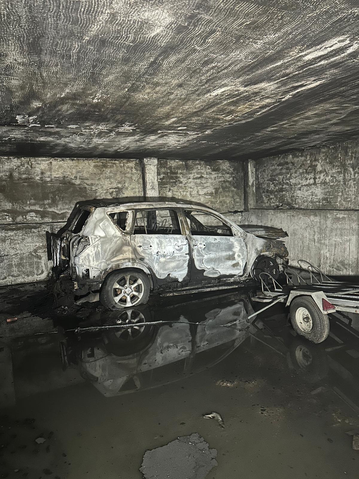 Un coche calcinado tras el incendio de un garaje comunitario en Villarrubia