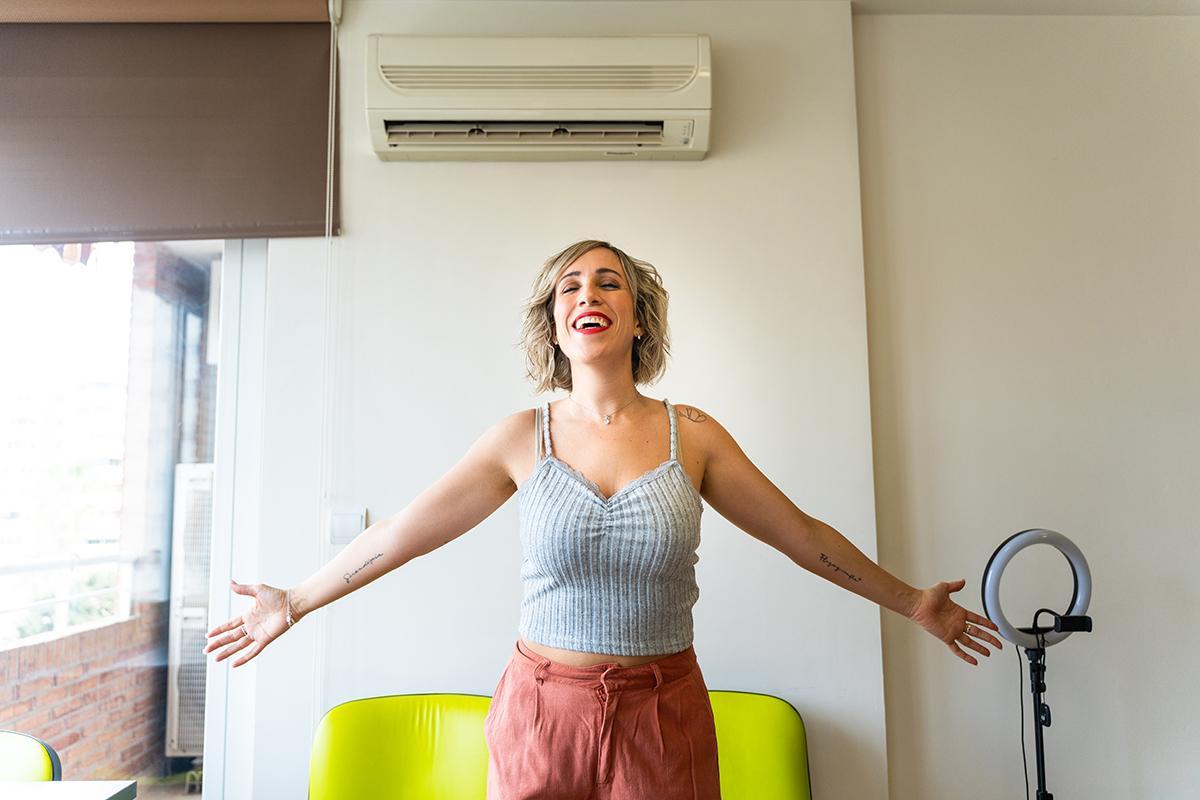 Influencer disfrutando con el aire acondicionado en verano
