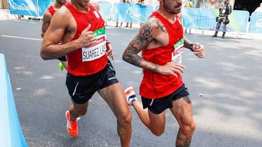 Alberto Suárez Laso, en un momento de la maratón, entre el español Gustavo Nieves y el marroquí Chentouf.