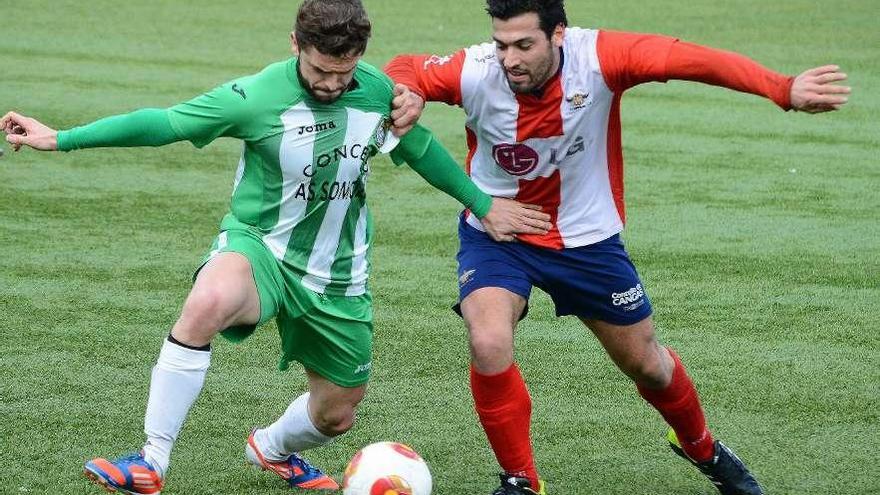 Andrés pugna con un jugador del Somozas en un partido anterior. // Gonzalo Núñez