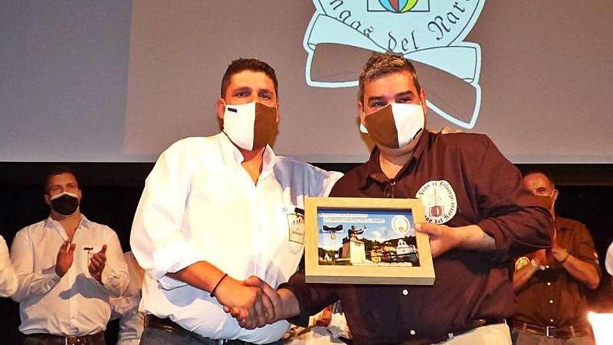 Luis Martínez, a la izquierda, entrega la Medalla de Oro a Manuel Álvarez en el teatro Toreno. | D. Á.