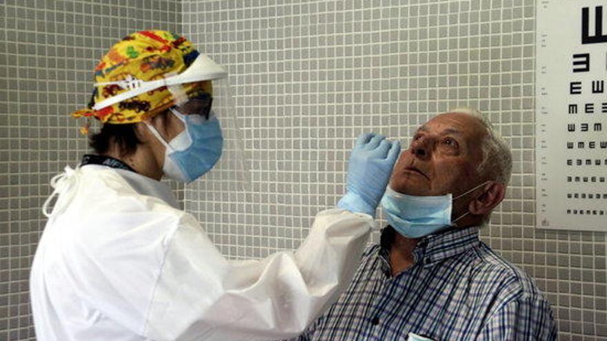 Extracció de mostres per a la prova PCR en un CAP de Girona.