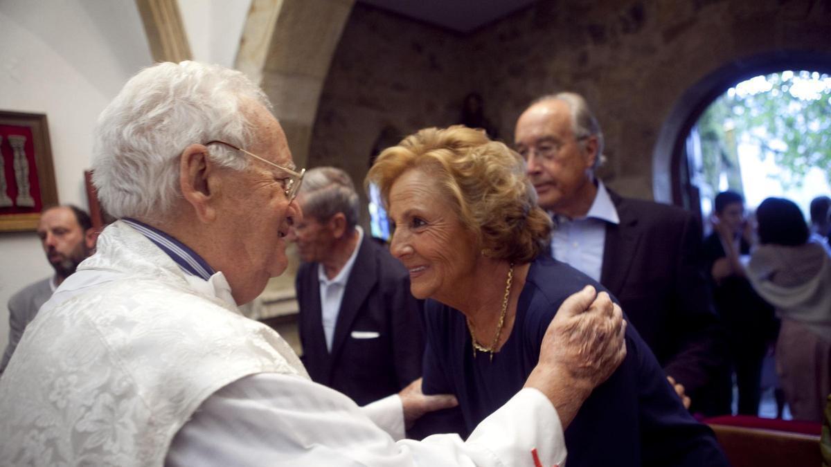 Elena Fernández y el  sacerdote José María Álvarez, en 2014 durante las bodas de oro celebradas por la aristócrata en Ceceda en 2014.