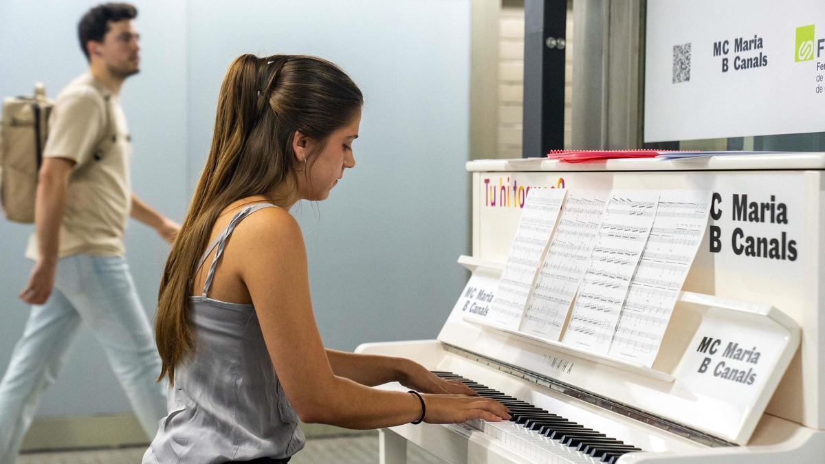 Piano en la estación de plaza Espanya de FGC en Barcelona