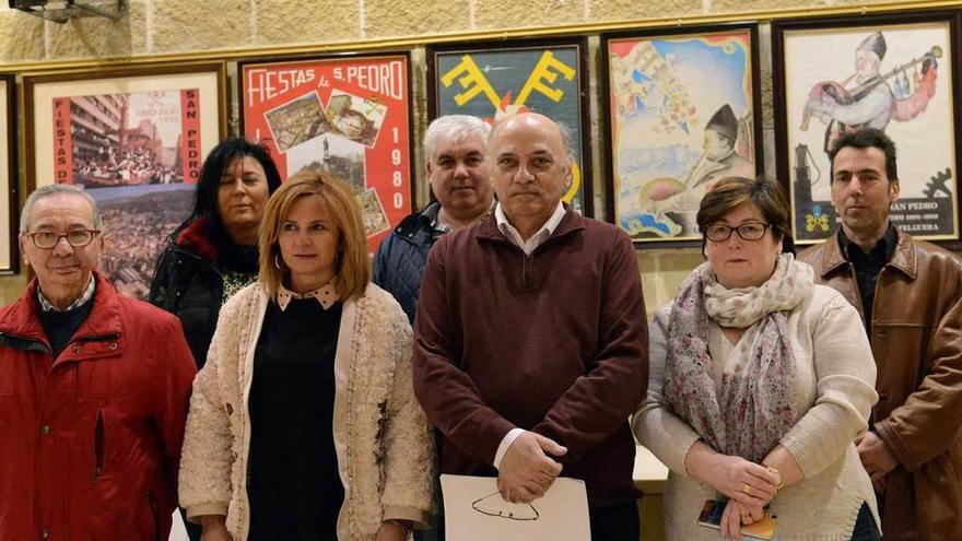 Por la izquierda, José Miguel García, Rosa Álvarez, María Pilar Pérez, Silvino Torre, Julio Cepedal, Gulnara González y José Antonio Menéndez, ayer, en la sede de Festejos &quot;San Pedro&quot;.