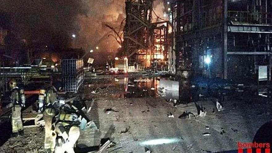 Els Bombers van treballar durant hores per apagar l&#039;incendi provocat per l&#039;explosió.
