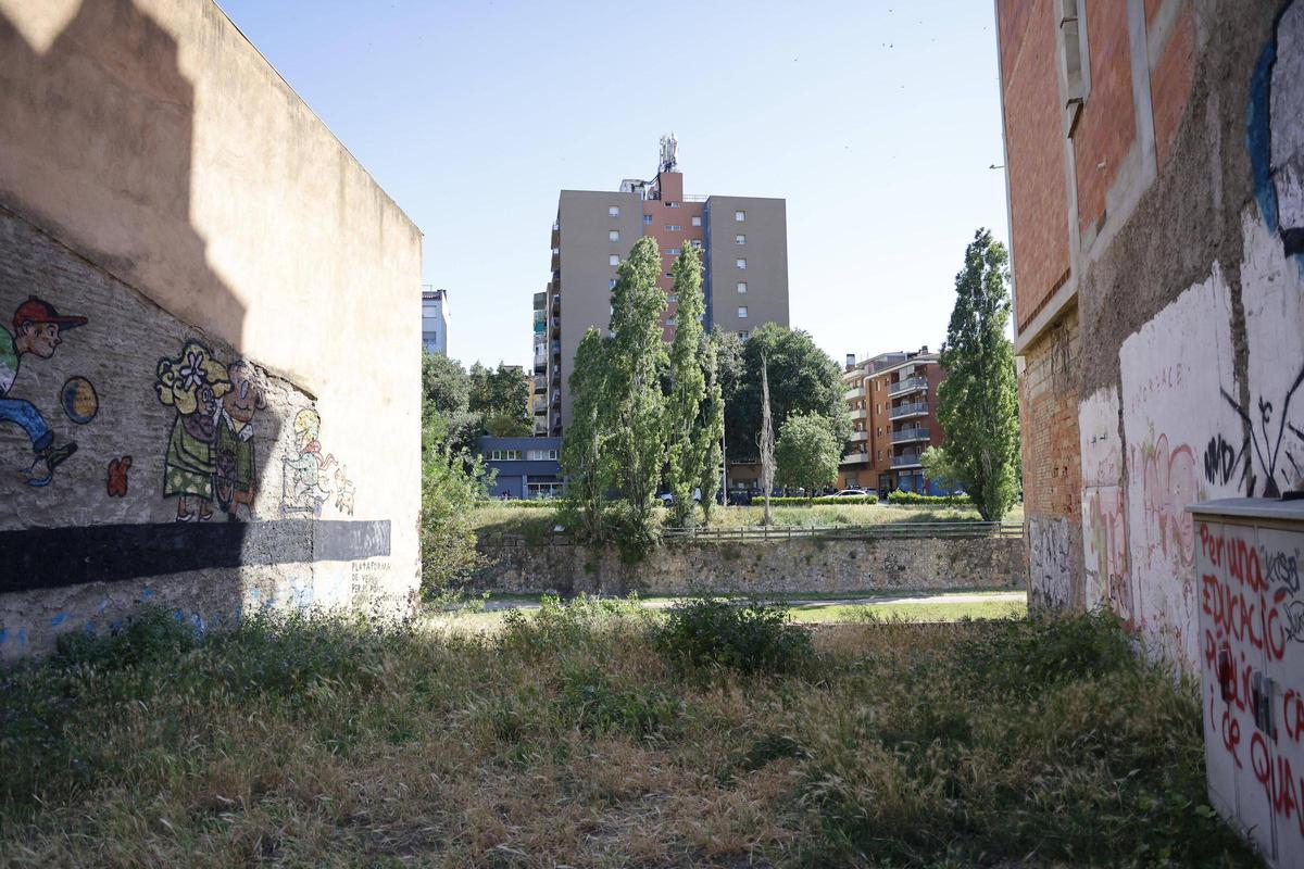 El solar que va quedar després d'enderrocar un edifici el 2007.