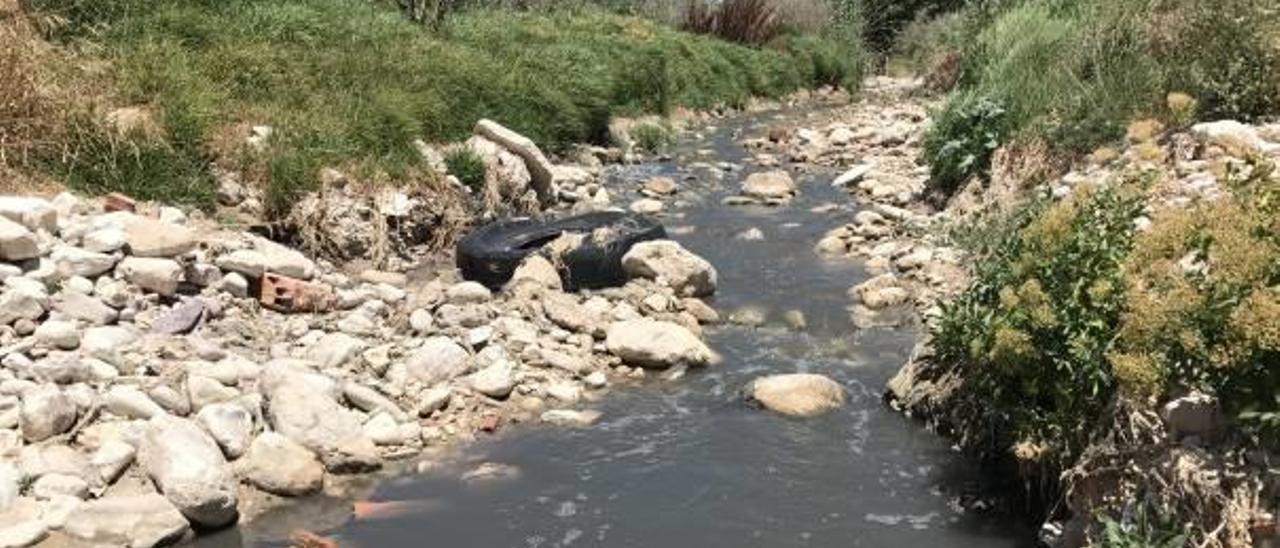 El cauce del río Vinalopó, en junio, tras el vertido de aguas fecales procedentes de la depuradora de la Mancomunidad ubicada en Elda.