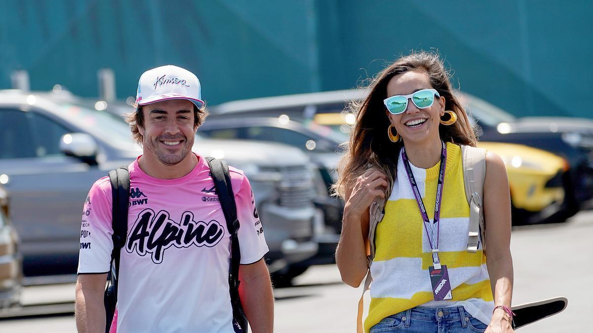 Fernando Alonso y Andrea Schlager en el GP de Miami