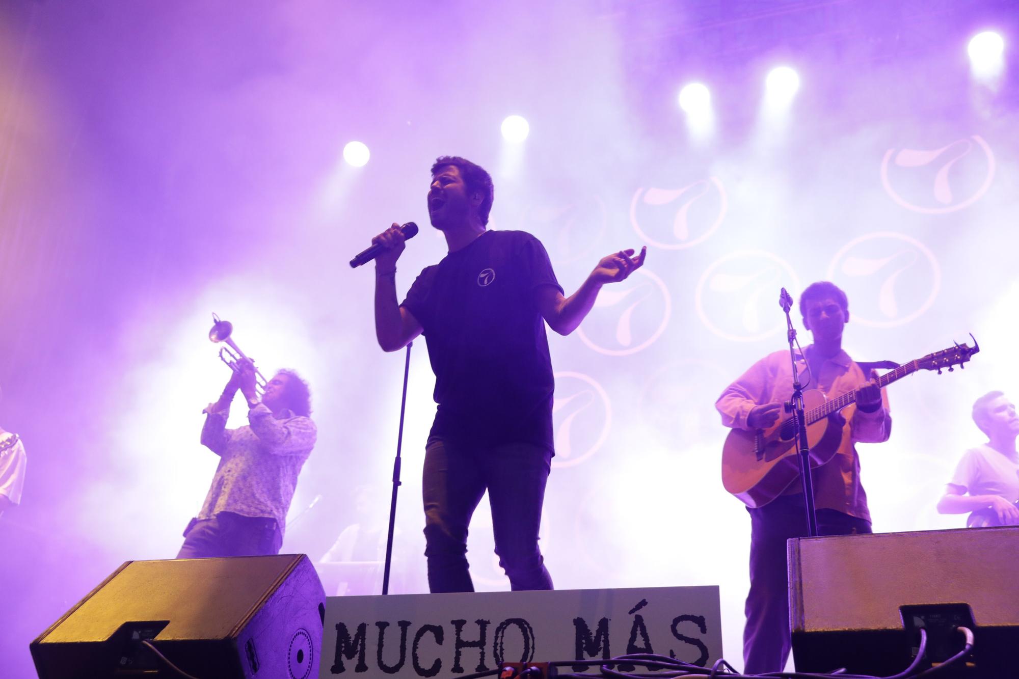 En imágenes: Taburete pone a Gijón de pie