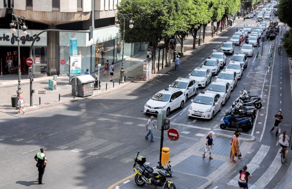 Taxistas de Valencia han parado sus vehículos en la calle Colón.