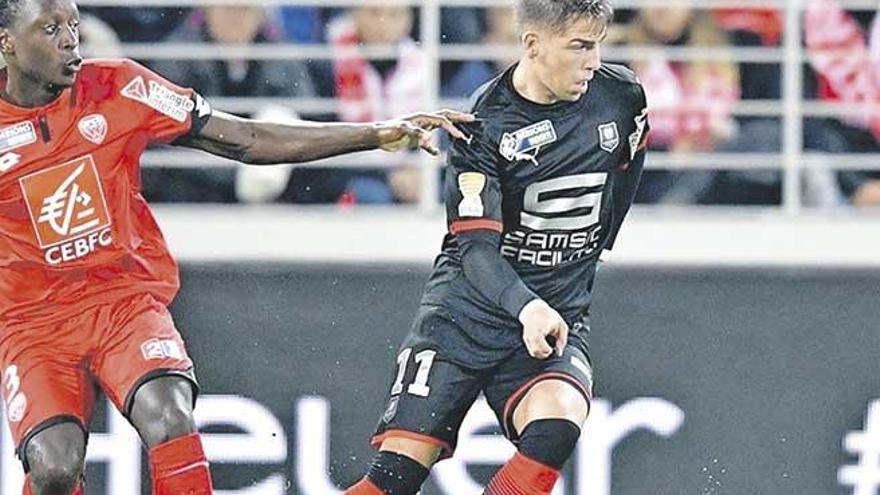 Brandon Thomas durante un partido con la camiseta del Rennes.