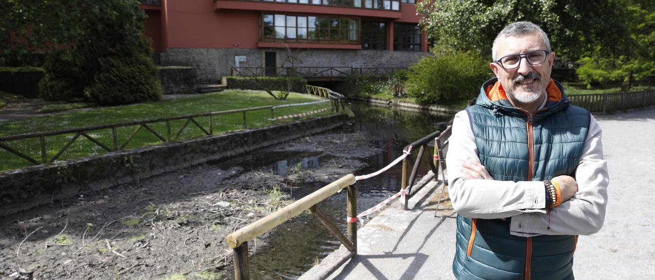 Isabel la Católica. José Carlos Fernández Sarasola se fotografía junto a los desperfectos de una valla en Isabel la Católica para denunciar el “lamentable abandono” del parque.