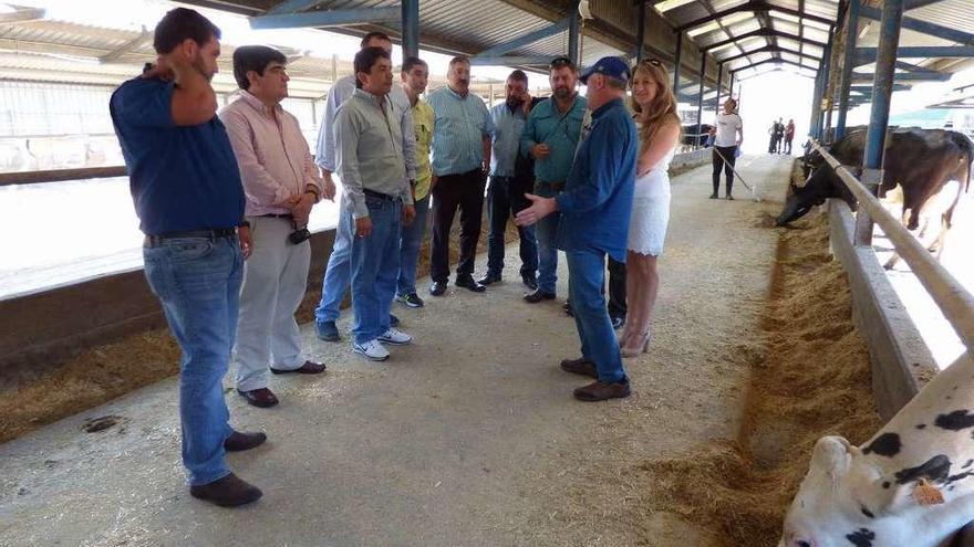 A la derecha, Luis Miguel Menéndez da una explicación a los ganaderos de Bolivia en Tineo.