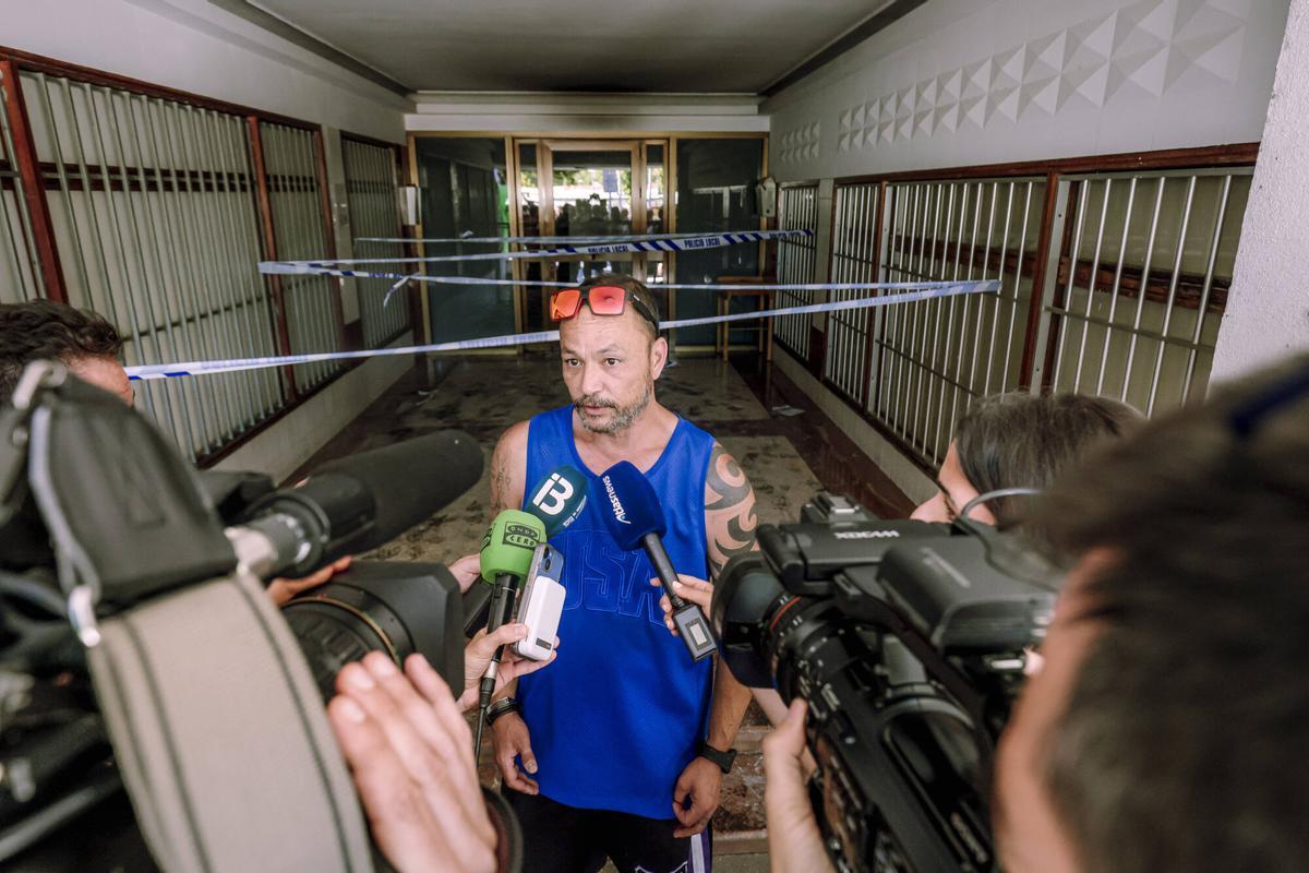 La Guardia Civil inspecciona el apartamento donde comenzó el incendio en Magaluf en busca de pruebas