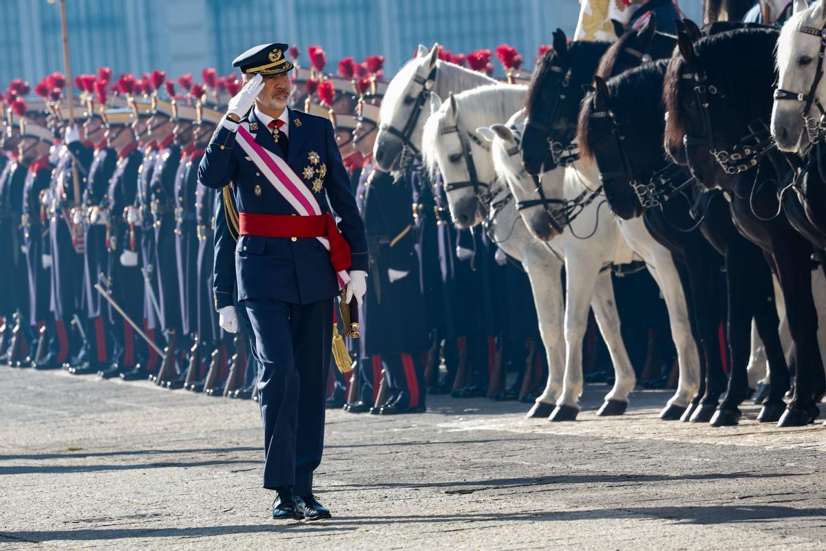 El rey Felipe VI pasa revista a las tropas durante la celebración de la Pascua Militar este viernes. EFE/ Chema Moya / POOL