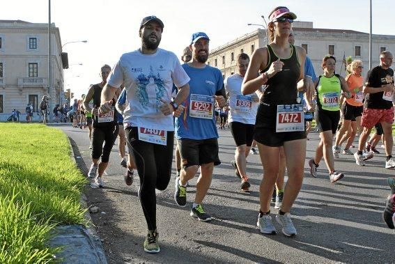 Start der Läufer beim Palma de Mallorca Marathon