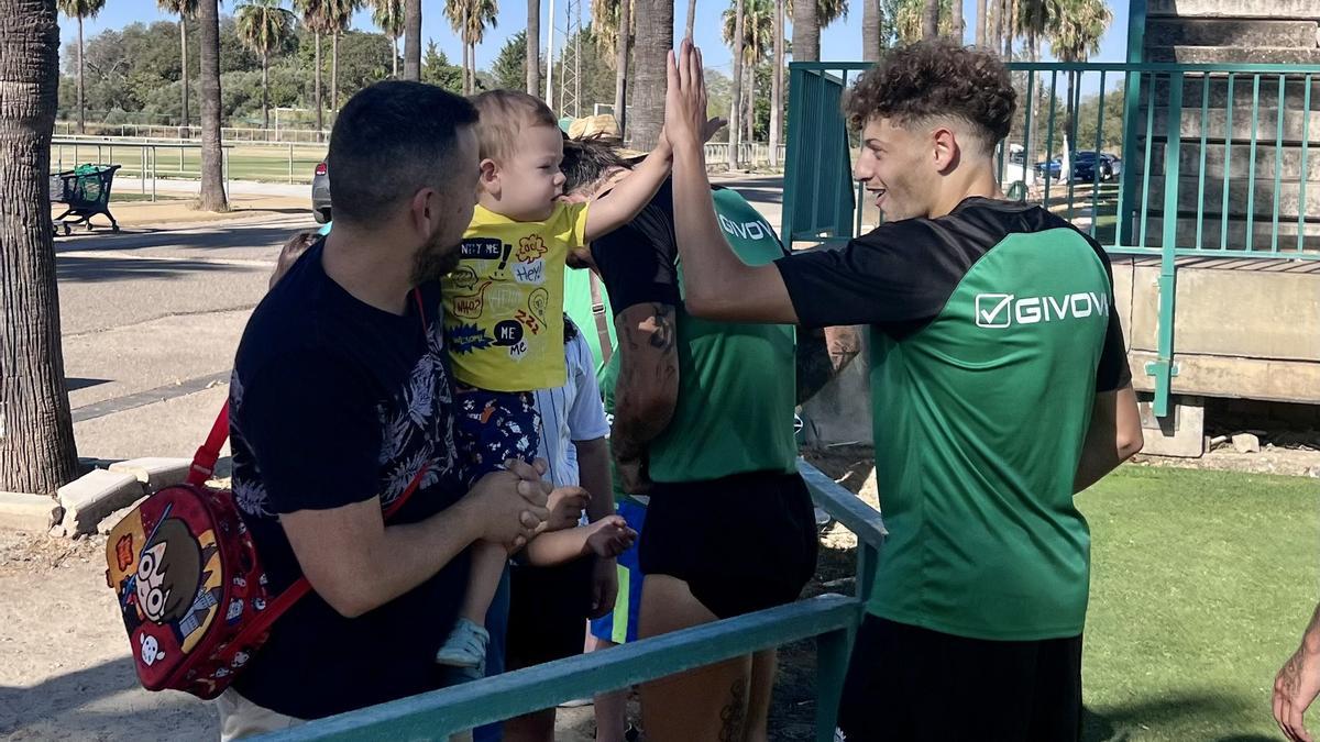 Simo saluda a un joven aficionado en la Ciudad Deportiva del Córdoba CF.