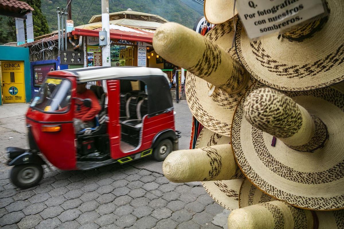 Recorrer el lago Atitlán en tuk tuk es la mejor forma de conocer sus rincones
