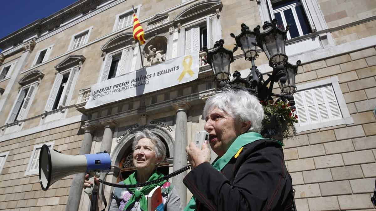 La pancarta con el lazo amarillo vuelve a colgar del Palau de la Generalitat.