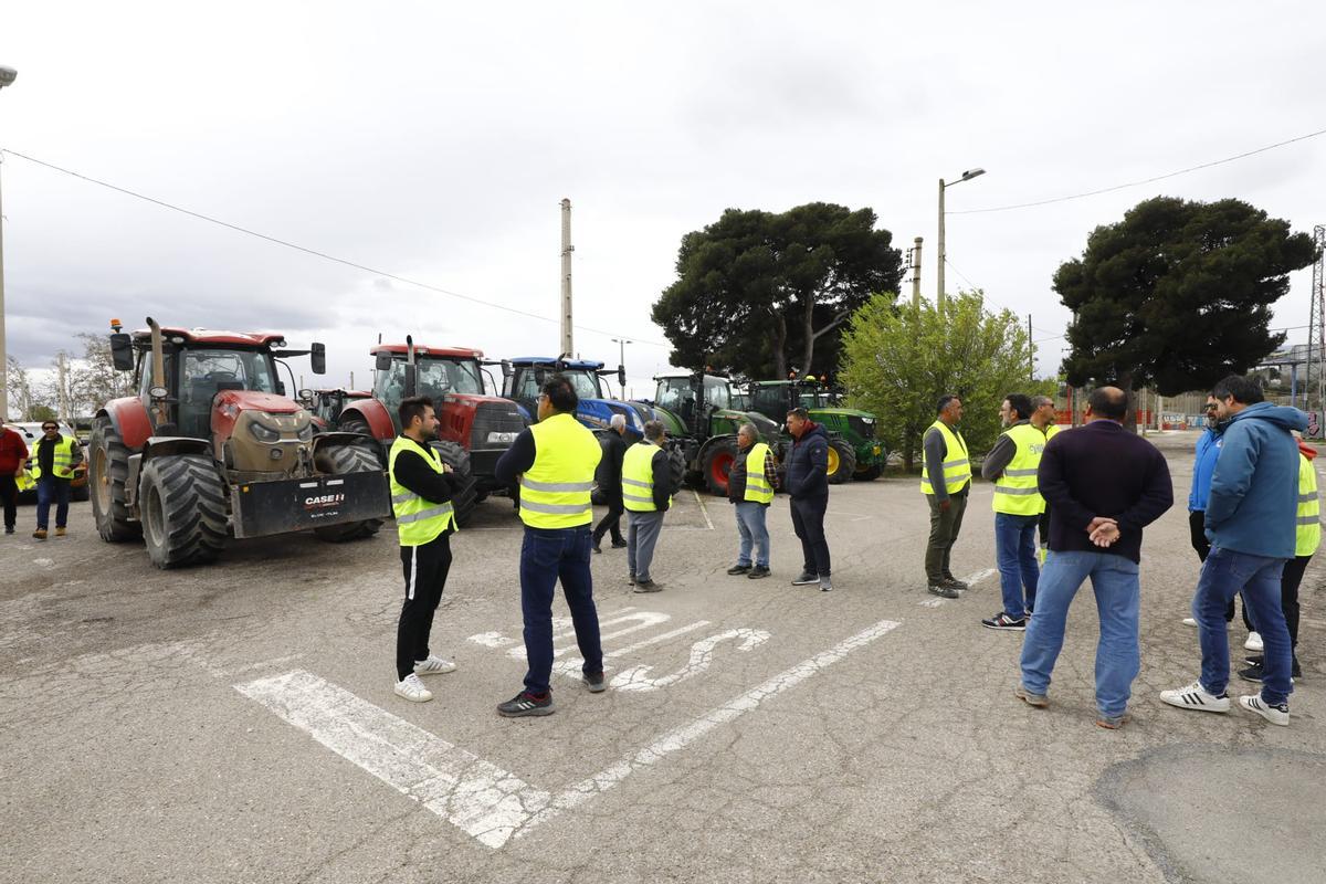 En imágenes | Concentración de los agricultores antes la consejería de Agricultura en Zaragoza