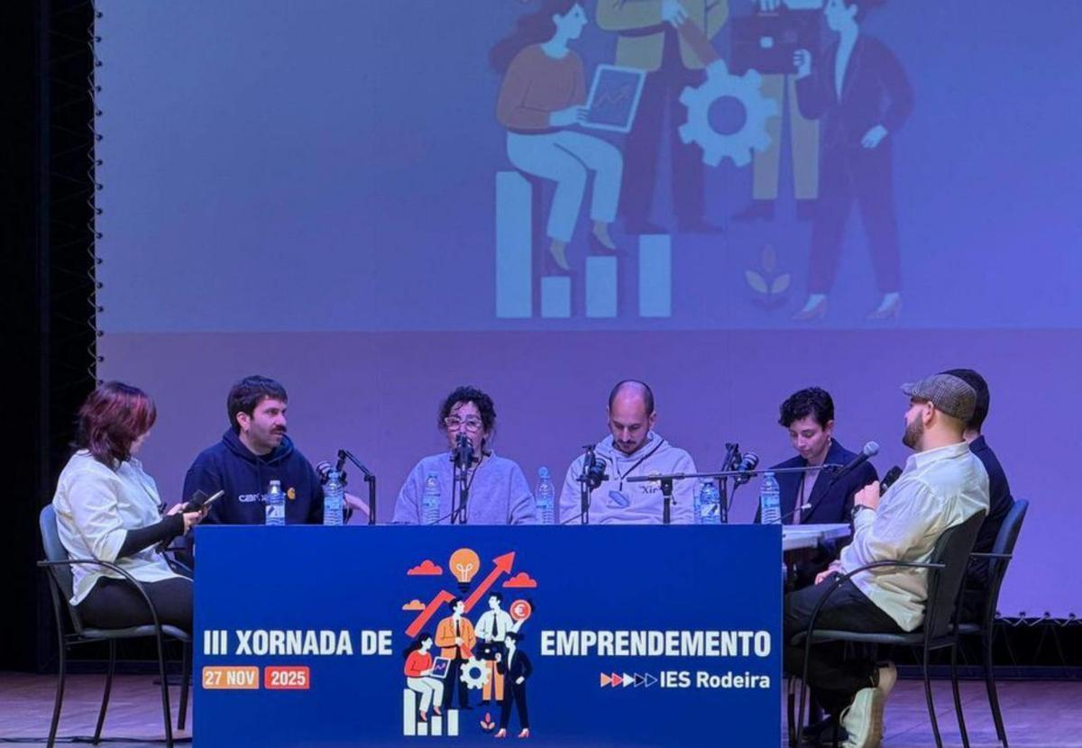Invitados participantes en la mesa redonda, ayer en Cangas. | S.Á.