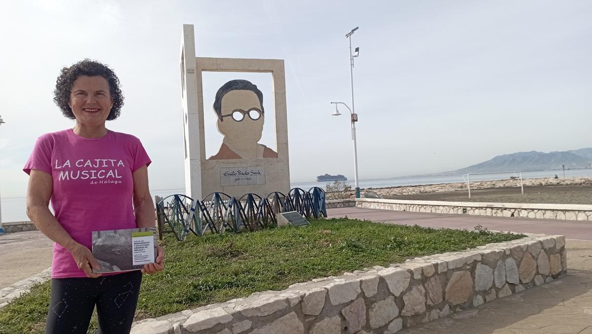 Fanny de Carranza, con la guía de monumentos de Málaga, delante del monumento a Emilio Prados, en El Palo. Fanny de Carranza, con la guía de monumentos de Málaga, delante del monumento a Emilio Prados, en El Palo.