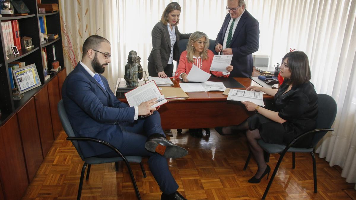 Reunión de trabajo en el despacho de Oviedo de Romalex Consultores.