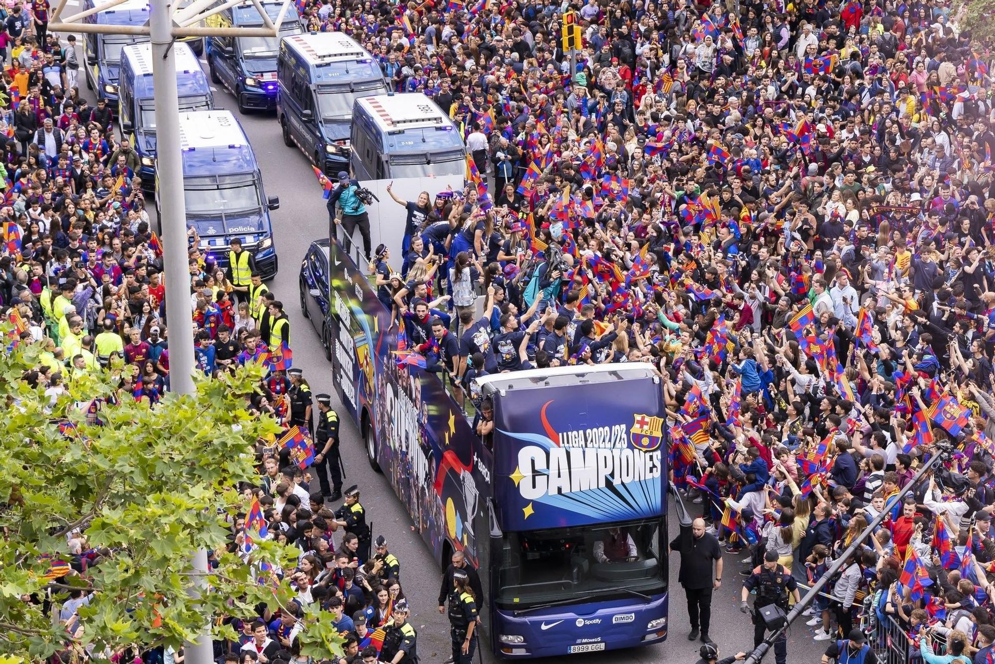 Autobús de FC Barcelona en la rúa de celebración de la Liga.
