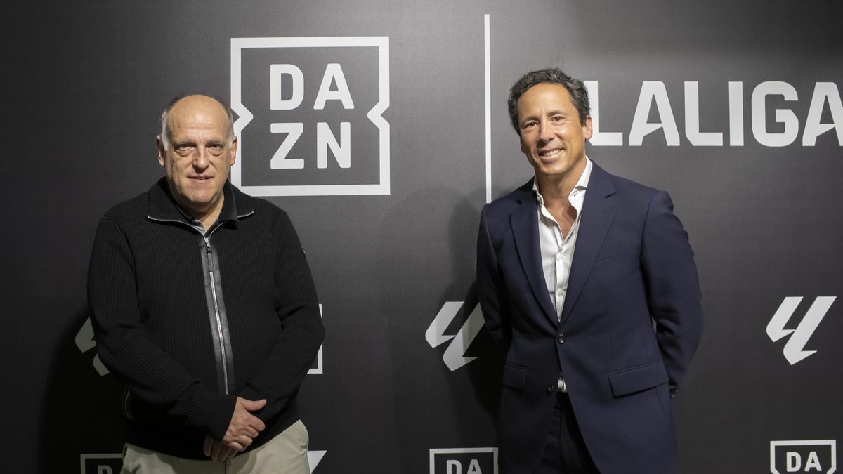 El presidente de LaLiga, Javier Tebas, y el director general de DAZN, Bosco Aranguren, en la presentación de la 'Pop-Up Store' temporal en Madrid.