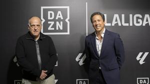 El presidente de LaLiga, Javier Tebas, y el director general de DAZN, Bosco Aranguren, en la presentación de la Pop-Up Store temporal en Madrid.