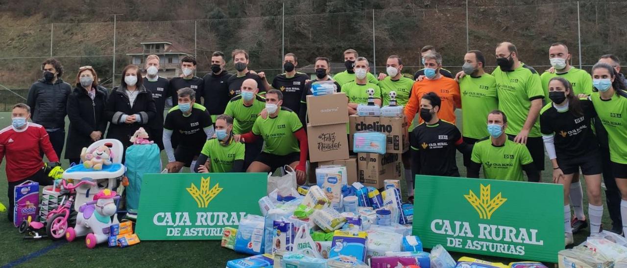 Foto de familia de los equipos y los enseres recogidos en Morcín. | A. Velasco