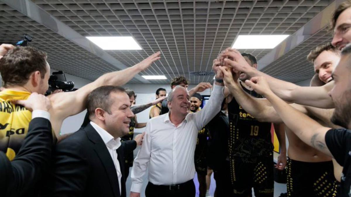 Celebración para el recuerdo en el vestuario aurinegro después de la victoria de ayer.
